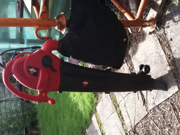 Laubsauger und Gebläse mit Häcksler und Sack