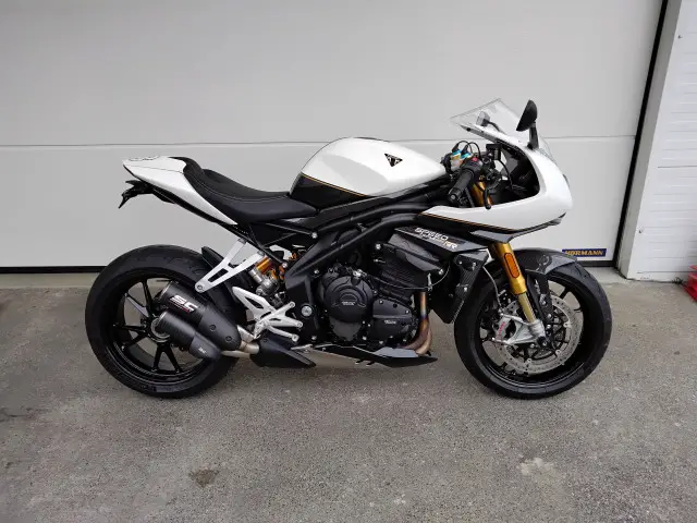 triumph speed triple 1200 rr