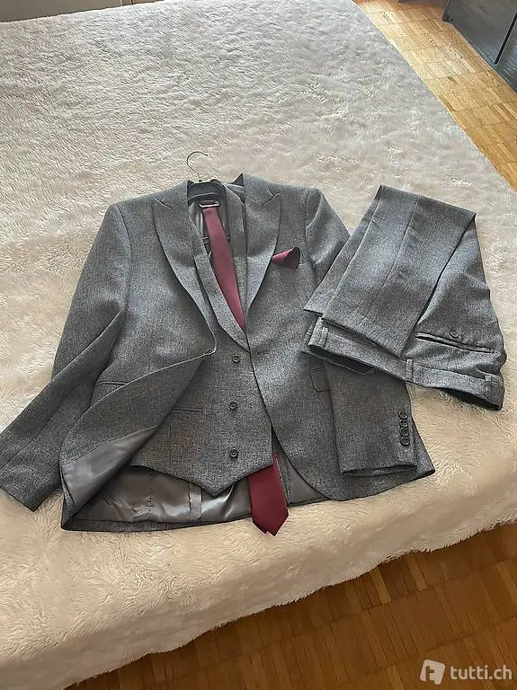 Abito da uomo, smoking. Completo da uomo nuovo.