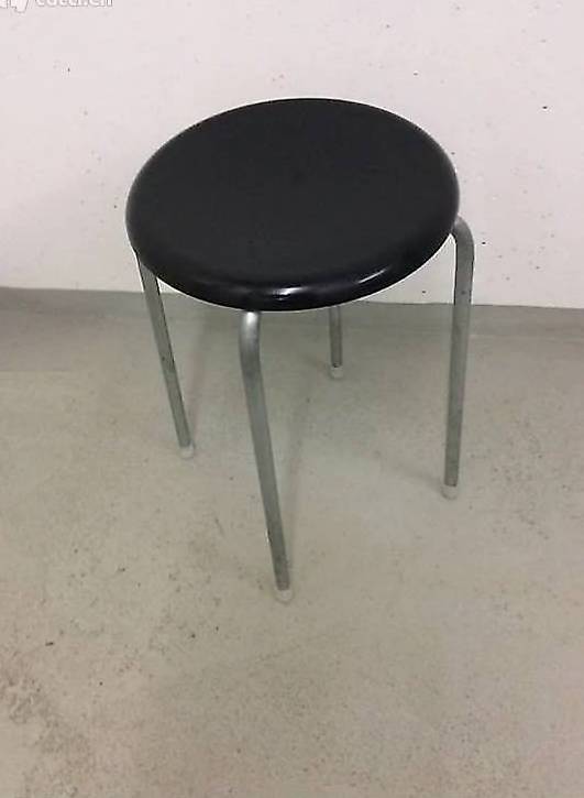 Bigla Hocker Stuhl / Sitz schwarz / Industriedesign