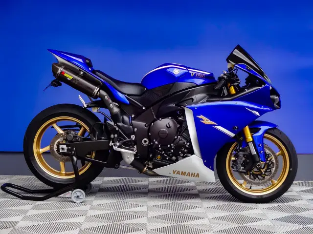 YAMAHA R1