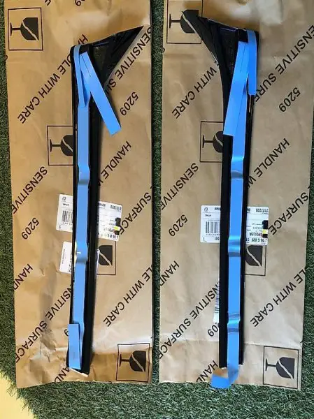 SPOILER 2 STÜCK LI + RE. 5TA827939041. NEU ORIGINAL VW.