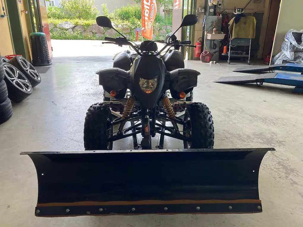 Quad mit Hydraulischem Schneeschild SMC 300