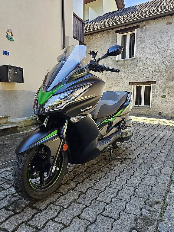 Kawasaki J 300 2021