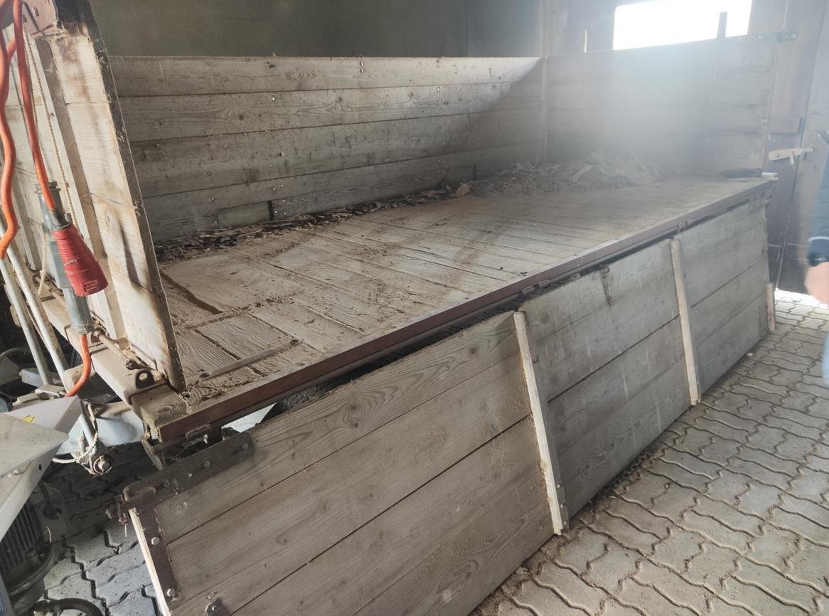 Traktoranhänger mit Holzboden zu verkaufen