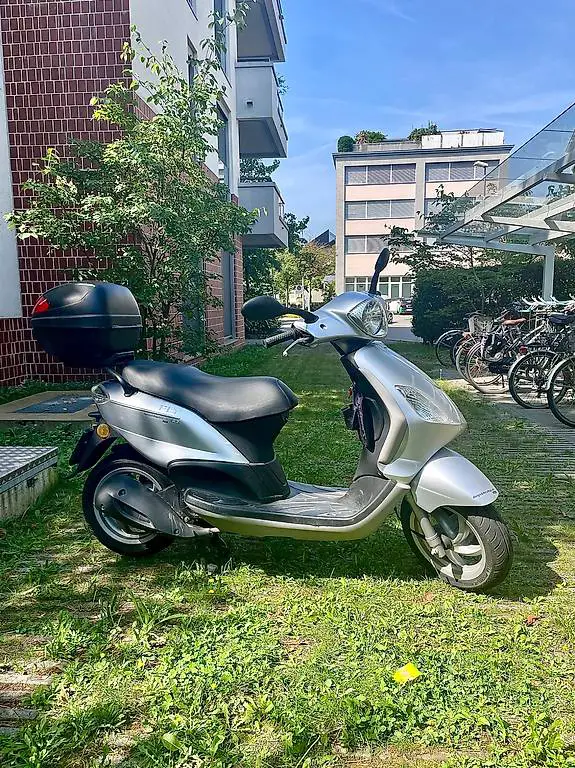 Piaggio Fly 125 Roller inkl. Top Case