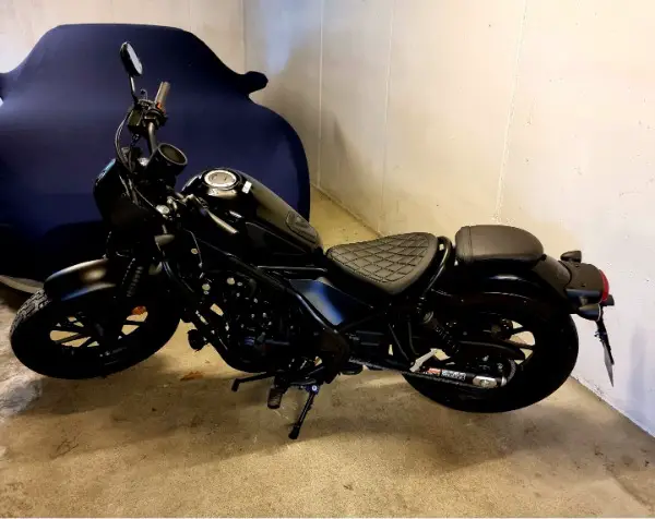 Praktisch neue Honda Rebel mit einigen Extras