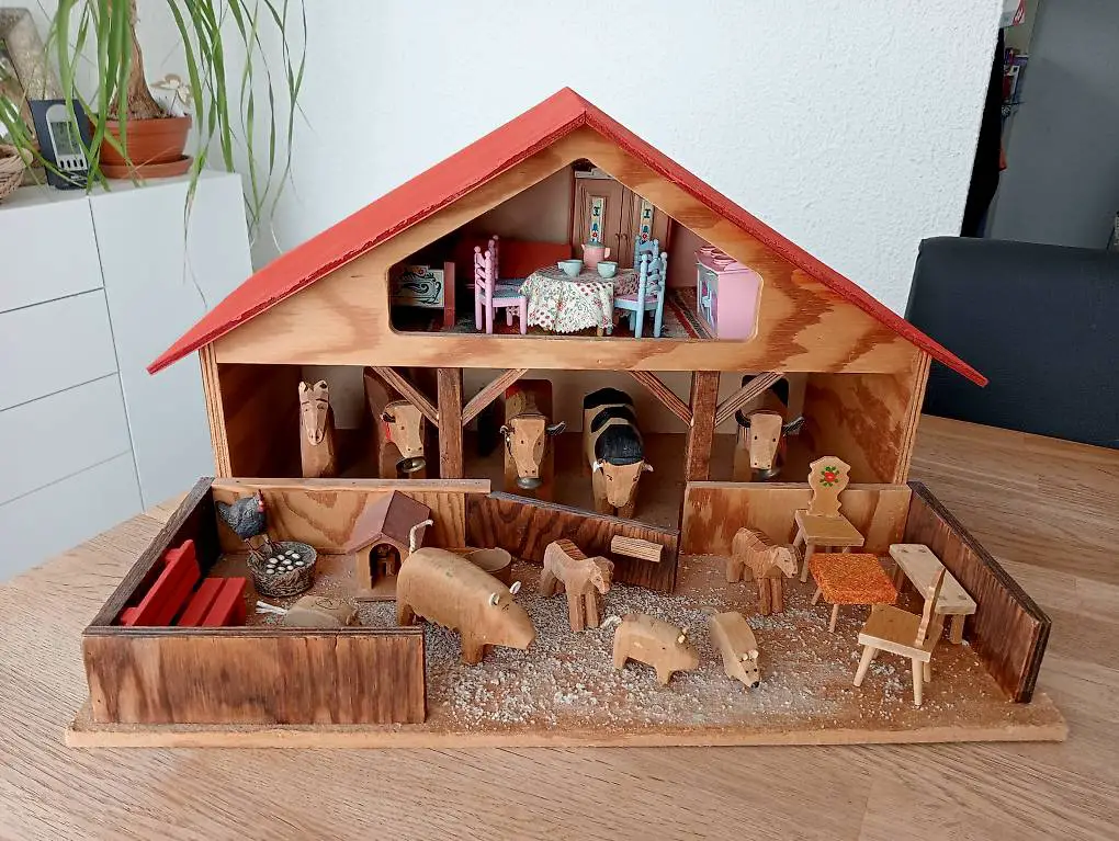 Bauernhof mit vielen Tieren und Puppenstube