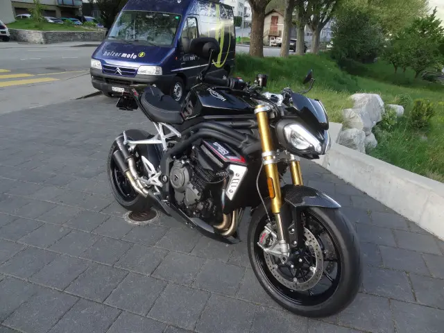 triumph speed triple 1200 rs