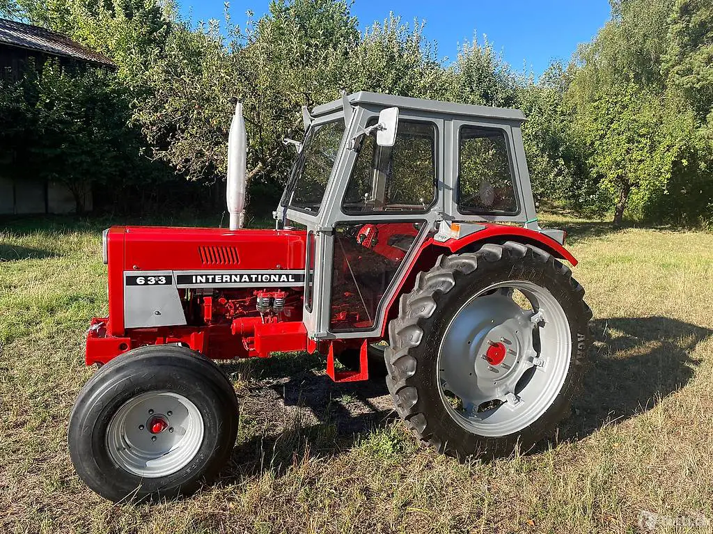Traktor International IH 633 teilrestauriert