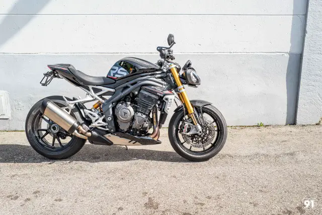 triumph speed triple 1200 rs