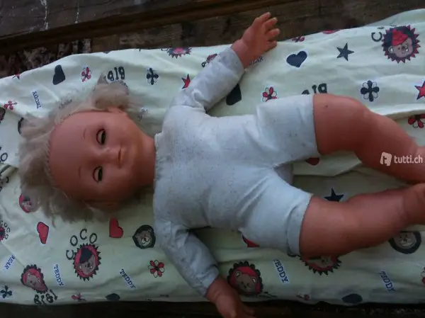 Bewegliche Puppe aus Stoff und Kuststoff