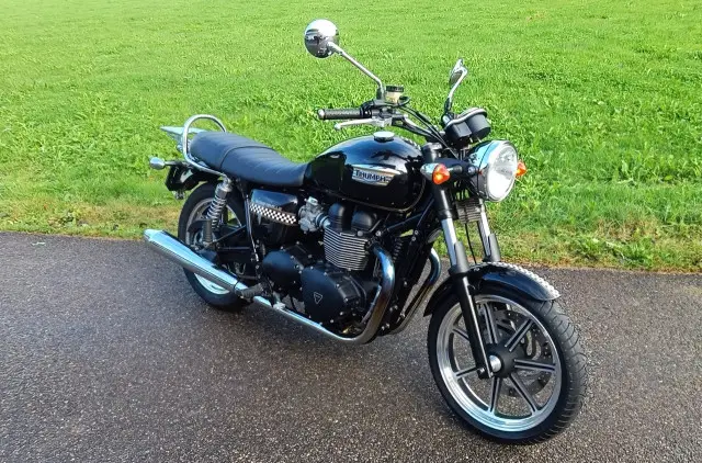 TRIUMPH Bonneville 900