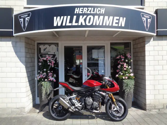 triumph speed triple 1200 rr