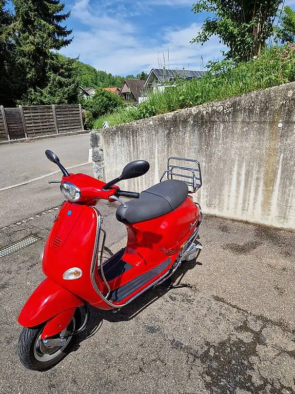 Schicke rote Vespa Piaggio ET4 (125/8kW)