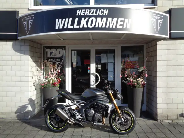 triumph speed triple 1200 rs