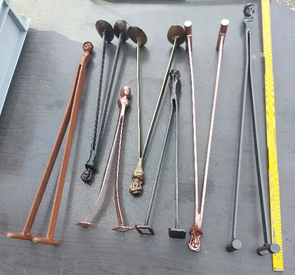 7 Figuren Skulpturen aus Fensterladen Halter