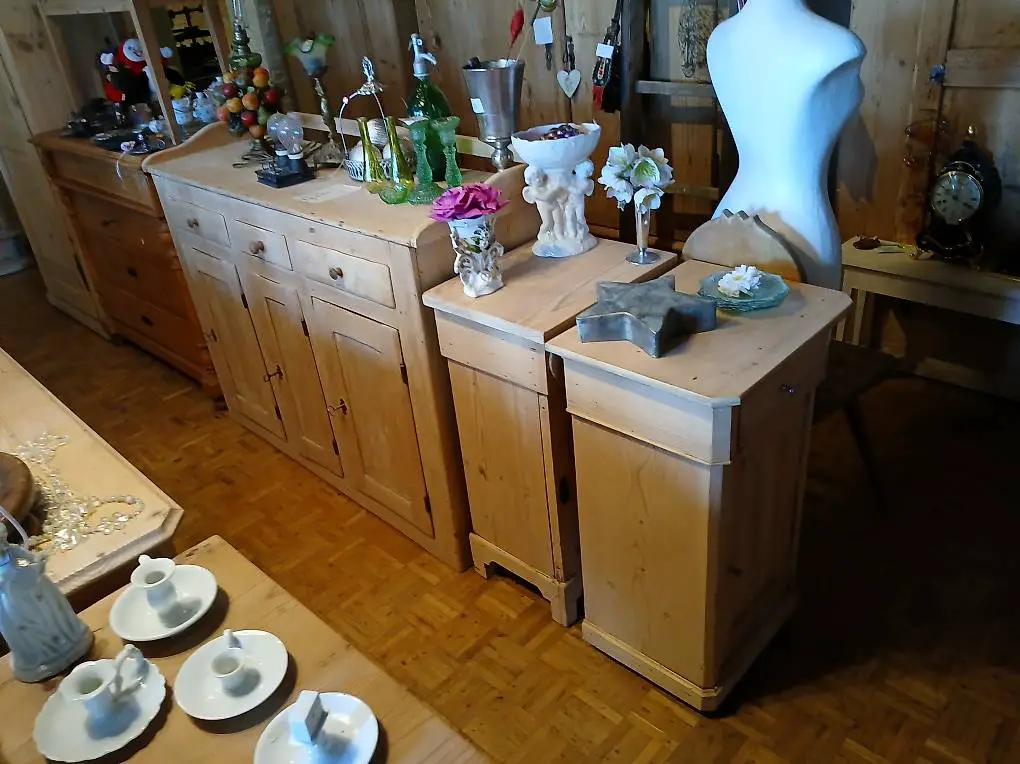 Tannen Nachttischli Antik