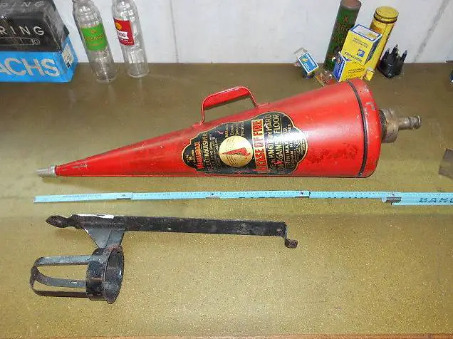 Feuerlöscher mit Wandhalter antik für Sammler alt Oldtimer
