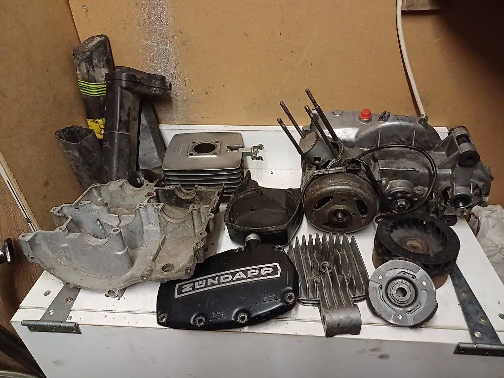 Zündapp Motor mit Teilen