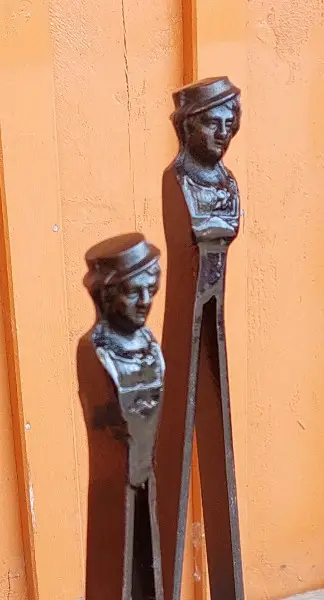 Kunstfiguren aus fensterladen Halter