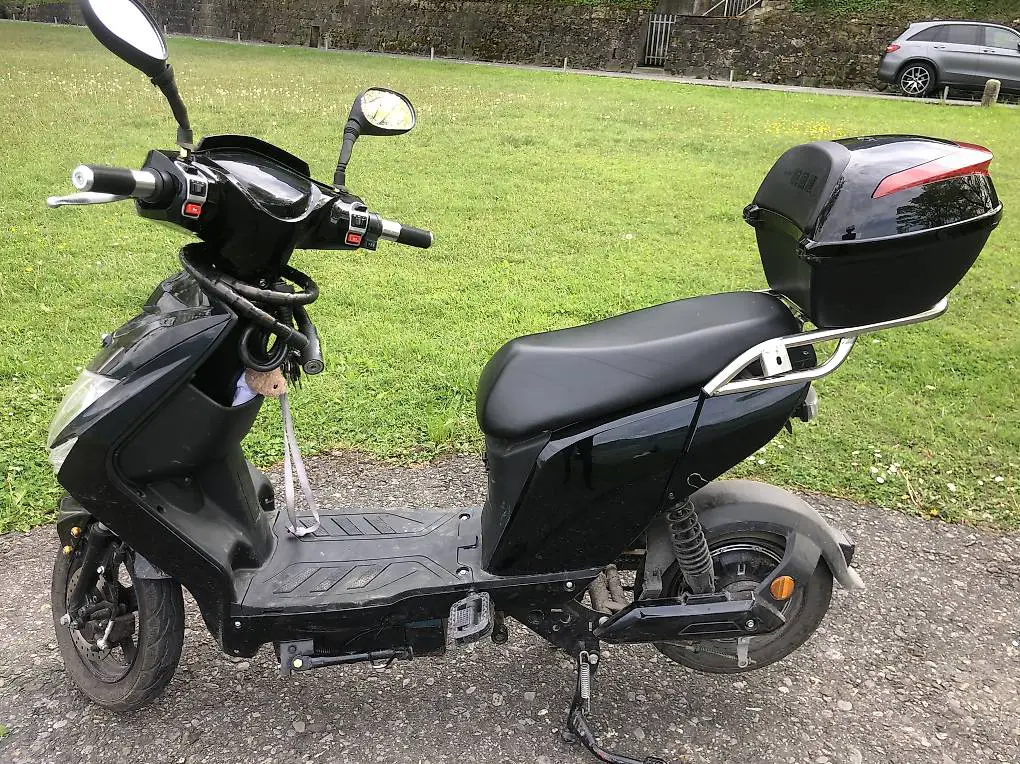 Verkaufe Elektro Scooter (20 km/h) = 250 Watt, ca 30 km