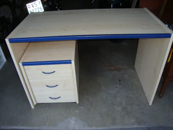 Schreibtisch mit Korpus