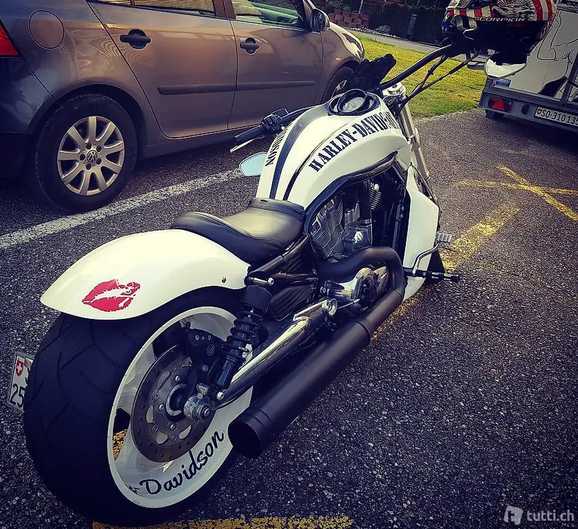 Harey Davidson VRod Muscle Custom 7200km Breitreifenumbau