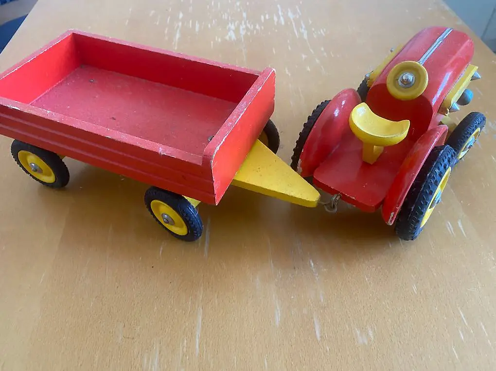 Hingucker - Holztraktor mit Anhänger