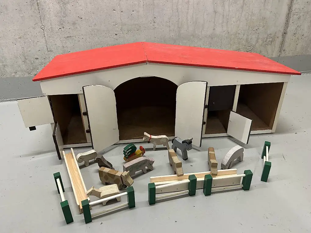 Bauernhof mit Tiere aus Holz (handgefertigt)