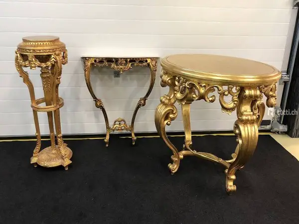3 ALTE TISCHE IN GOLD, HOLZ, GOLDFARBIG. GUT ERHALTEN.