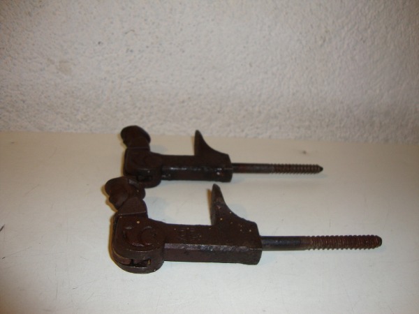 2 alte Fensterladenhalter