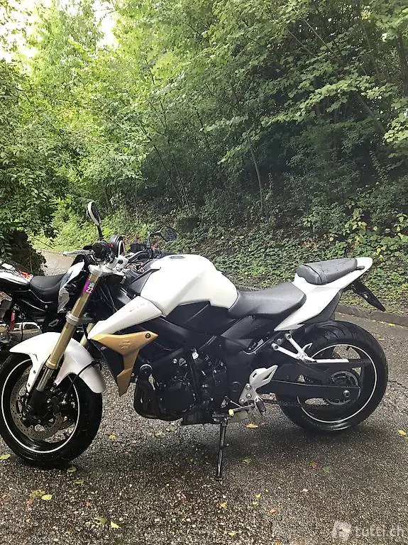 Suzuki GSR750