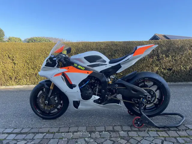 YAMAHA R1