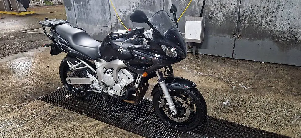 Yamaha FZ6S Fazer Schwarz - sehr spassiger Motor: -)